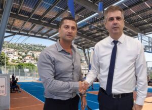 נשר: מגרש ספורט בעיר יקורה בפאנלים סולאריים